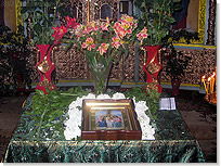 Икона Святой Троицы на аналое в Архангело-Михайловском храме. <Нажмите, чтобы увеличить>