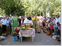 Игумен Никодим читает молитву на освящение плодов перед Архангело-Михайловским храмом. <Нажмите, чтобы увеличить>
