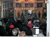 Игумен Никодим читает Рождественское послание Митрополита Киевского и всея Украины Владимира. <Нажмите, чтобы увеличить>