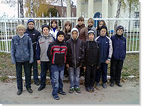 Ученики Ватутинской школы возле Архангело-Михайловского храма. <Нажмите, чтобы увеличить>