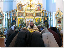Молебен перед праздничным богослужением в храме Архангела Михаила. <Нажмите, чтобы увеличить>